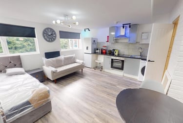 1 bed studio, Cardigan Road, Burley, Leeds, LS61QL - Image 1