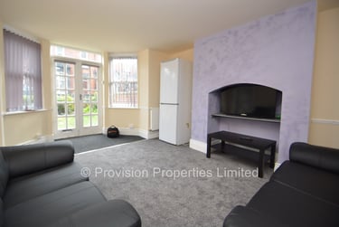 3 bed flat, Regent Park Terrace, Rampart Road, Leeds, LS62AX - Image 1