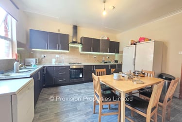 6 bed house, Welton Mount, Hyde Park, Leeds, LS61ET - Image 1