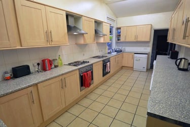 8 bed house, Belle Vue Road, Hyde Park, Leeds, LS31HF - Image 4