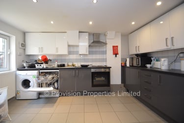 6 bed house, Manor Drive, Hyde Park, Leeds, LS61DD - Image 2