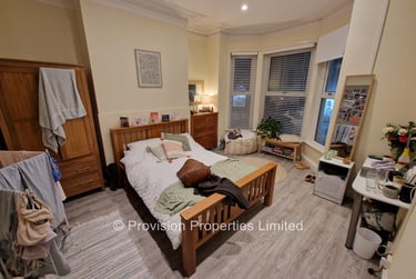 8 bed house, Queens Road, Hyde Park, Leeds, LS61HU - Image 2