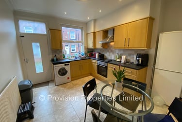 4 bed house, Ashville Grove, Burley, Leeds, LS61LY - Image 2