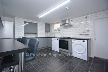 5 bed house, Hessle View, Hyde Park, Leeds, LS61ER - Image 1