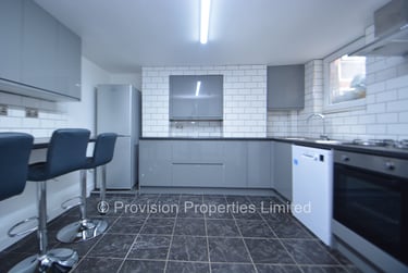 5 bed house, Hessle View, Hyde Park, Leeds, LS61ER - Image 2