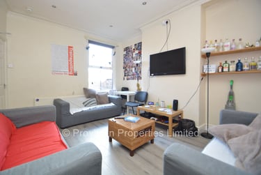 8 bed house, Hessle Place, Hyde Park, Leeds, LS61EU - Image 1