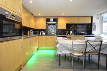 6 bed house, Providence Avenue, Rampart Road, Leeds, LS62HN - Image 1