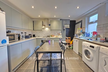 6 bed house, Manor Drive, Hyde Park, Leeds, LS61DD - Image 2