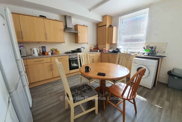 4 bed house, Harold Mount, Hyde Park, Leeds, LS61PW - Image 1