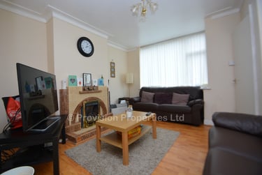 2 bed house, Park View Avenue, Burley, Leeds, LS42LH - Image 1