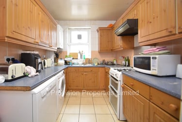 7 bed house, Brudenell Mount, Hyde Park, Leeds, LS61HT - Image 2