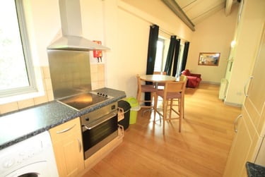 2 bed flat, Foxrose Court, Sneinton, Hockley, Nottingham, NG31JB - Image 3