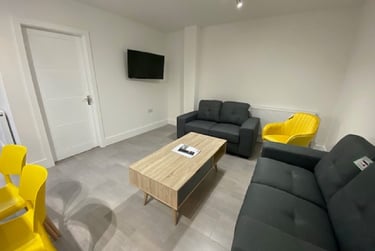 5 bed house, Warwick Avenue (D), Beeston, Lenton Abbey, Nottingham, NG92HQ - Image 1