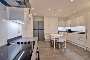 6 bed house, Lower Road - Room 4, Beeston, Lenton Abbey, Nottingham, NG92GL - Image 1