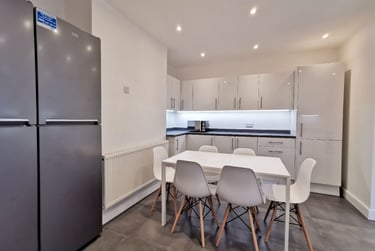 6 bed house, Lower Road - Room 4, Beeston, Lenton Abbey, Nottingham, NG92GL - Image 2