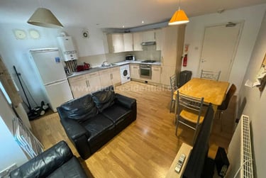 4 bed flat, Chapel Court, Lenton, Lenton, Nottingham, NG71HP - Image 1