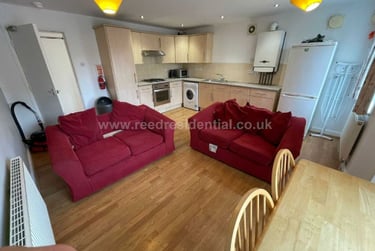 4 bed flat, Chapel Court, Lenton, Lenton, Nottingham, NG71HP - Image 1