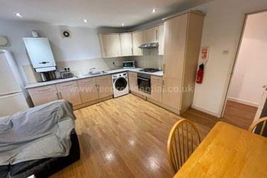 4 bed flat, Chapel Court, Lenton, Lenton, Nottingham, NG71HP - Image 3