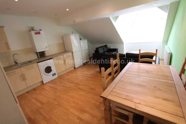 5 bed flat, Chapel Court, Lenton, Lenton, Nottingham, NG71HP - Image 3