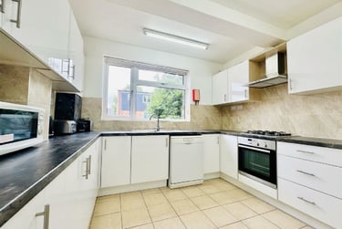 5 bed flat, Harlaxton Drive, Lenton, Lenton, Nottingham, NG71JE - Image 2