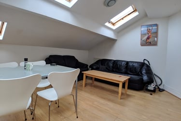 2 bed flat, Mauldeth Road West, Fallowfield, Manchester, M203WB - Image 1