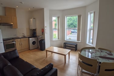 2 bed flat, Wellington Road, Withington, Manchester, M203FU - Image 1