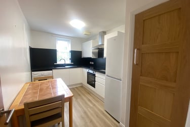 2 bed flat, 208 Plymouth Grove, Ardwick, Manchester, M130AS - Image 3