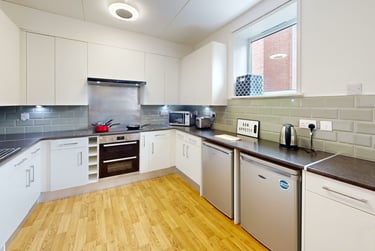 Ensuite Room at Broadgate Park, Turnpike Lane, Beeston, Nottingham, NG92RX - Image 3