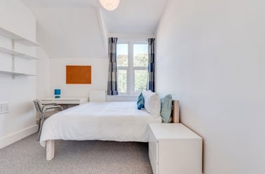 St Martins Terrace, Christchurch, Kent - Image 2