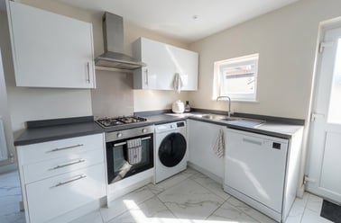 Salisbury Street, Beeston, Nottingham - Image 2