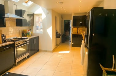 Warwards Lane - 5 bed, Stirchley, Birmingham - Image 2