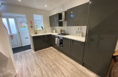 Fladbury Crescent - 4 bed, Selly Oak, Birmingham - Image 2