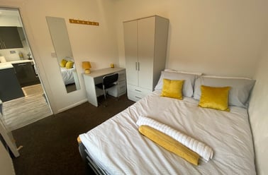 Fladbury Crescent - 5 bed, Selly Oak, Birmingham - Image 2