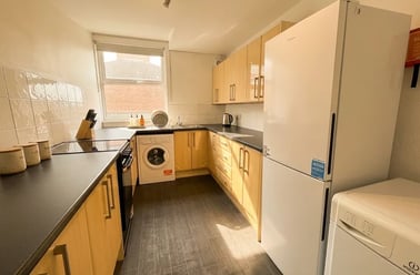 Flat 2 Thomas Place - 4 Bed Bills Inc, Radford, Nottingham - Image 2