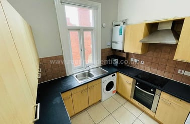 b Derby Road, Lenton, Nottingham - Image 2