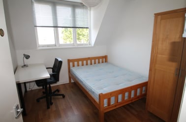 Flat C, 243 Derby Road, Lenton, Nottingham - Image 2