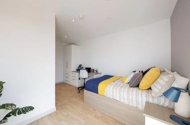 Deluxe Plus En-suite, The Bridge, 50-54 Union Street, Shieldfield, Newcastle - Image 2