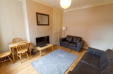 Hessle place, Hyde park, Leeds - Image 2