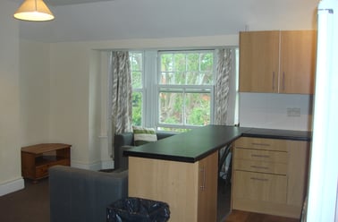 Hampshire terrace (opposite student's union), Near university, Portsmouth - Image 3