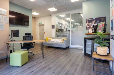 Gold En Suite, iQ Great Newton House, 7 Lower Gill Street, City Centre, Liverpool - Image 3