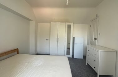 Gunnersbury Avenue, Acton, London - Image 3