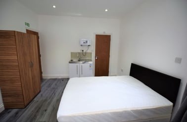 Aintree Crescent, Barkingside, London - Image 2