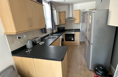 WYNDCLIFFE RD - 5x DOUBLE BEDS + BILLS INCLUDED, Southsea, Portsmouth - Image 3