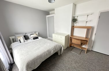 JESSIE RD -- 4x DOUBLE BEDS + BILLS INCLUDED, Southsea, Portsmouth - Image 2