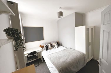 TELEPHONE RD -- 3x DOUBLE BEDS+BILLS INCLUDED, Southsea, Portsmouth - Image 3