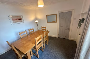 TELEPHONE RD -- 3x DOUBLE BEDS+BILLS INCLUDED, Southsea, Portsmouth - Image 2