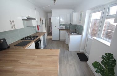 Harold Road (All DOUBLE BEDROOMS), Near university, Portsmouth - Image 2