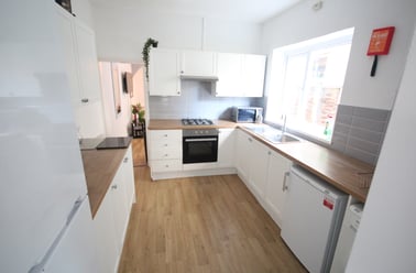 Telephone Road (popular student road), Near university, Portsmouth - Image 3