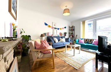 Avis Square, Limehouse, London - Image 2