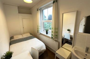 Cranes Park Avenue, City Centre, Surbiton - Image 2